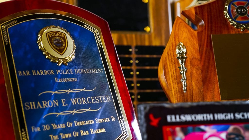 Plaques Awards, Signs & Trophies